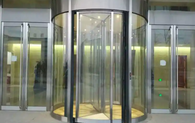 酒店旋转门边上的小门两面都能开吗