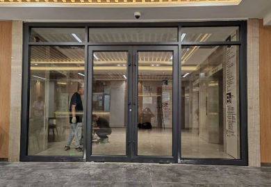 兰州肯德基门由哪些配件组成？