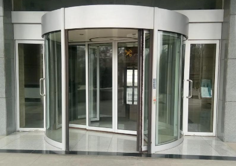 兰州旋转门需要配备哪些安全防护措施？